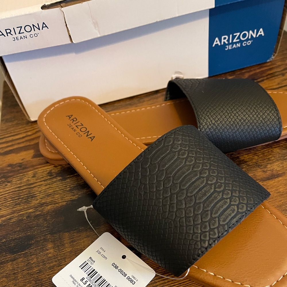 Women's Arizona Sandals Black & Brown
Size 8.5
New with Tags